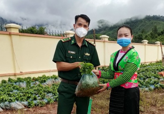  Trao “cần câu” giúp dân thoát nghèo bền vững